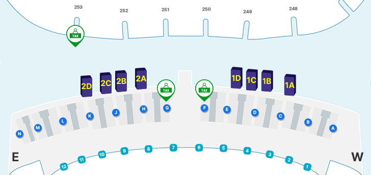 왼쪽 상단과 E와 D 체크인 카운터 쪽에 TAX 마크가 있다.