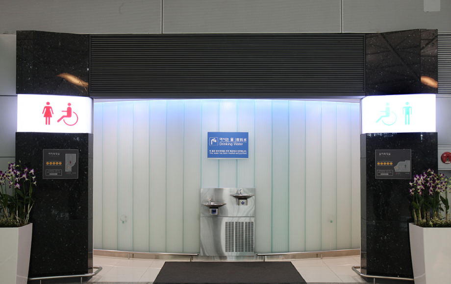 장애인 전용 화장실 입구사진